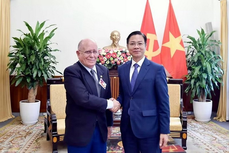 Замминистра Нго Ле Ван и г-н Педро Оливейра. Фото: baoquocte.vn