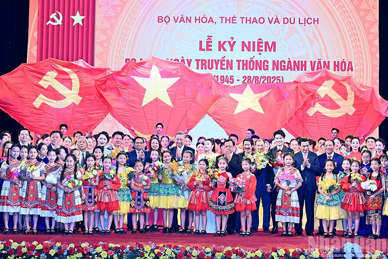 Генеральный секретарь ЦК КПВ То Лам, Премьер-министр Фам Минь Тьинь и делегаты фотографируются на память с актерами и артистами на церемонии. Фото: Кханг Кхоа