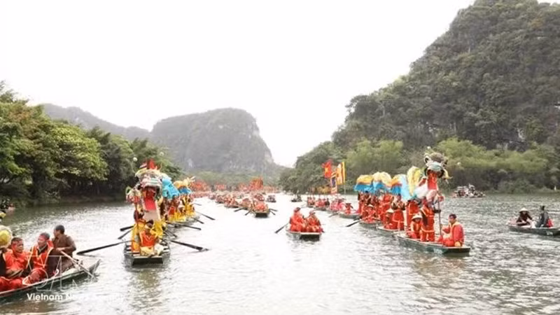 Церемония шествия дракона по реке проходит по традиционному обряду. Фото: ВИА