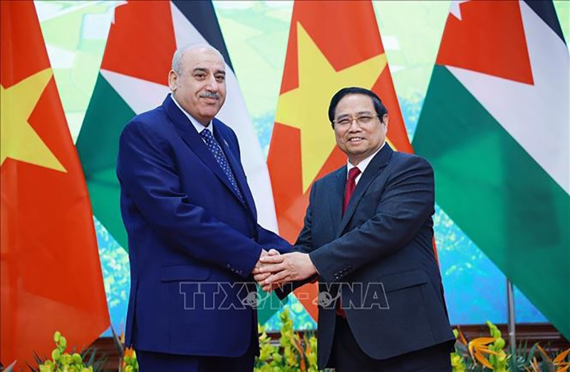 Премьер-министр Вьетнама Фам Минь Тьинь встречается с Председателем Палаты представителей Иордании Мазеном Турки аль-Кади. Фото: ВИА