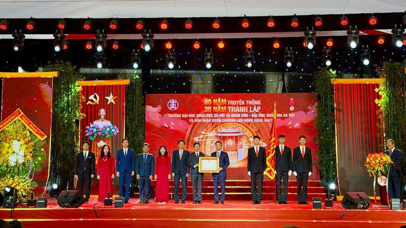 Вице-премьер Ле Тхань Лонг вручает Орден Труда первой степени Университету общественных и гуманитарных наук. Фото: Кюинь Нгуен