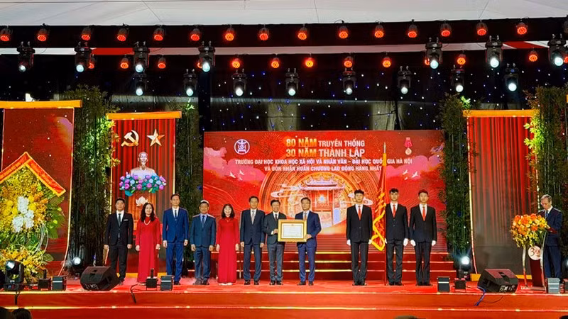 Вице-премьер Ле Тхань Лонг вручает Орден Труда первой степени Университету общественных и гуманитарных наук. Фото: Кюинь Нгуен