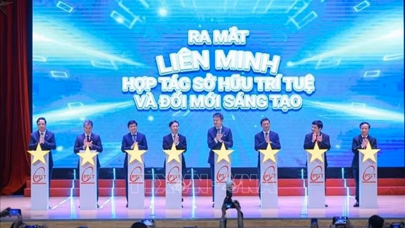 Генеральный директор ВОИС Дарен Танг, заместитель министра науки и технологий Хоанг Минь вместе с другими делегатами приняли участие в церемонии открытия Альянса сотрудничества в сфере интеллектуальной собственности и инноваций, нажав символическую кнопку. Фото: ВИА