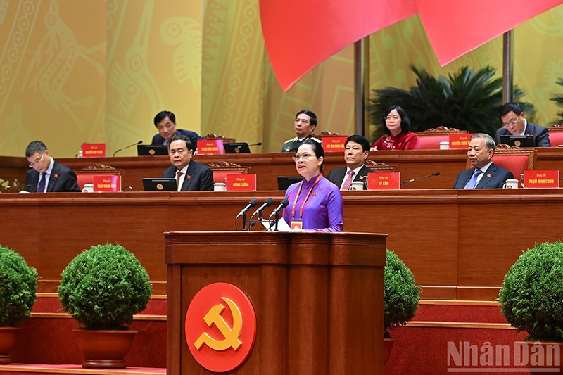 Товарищ Ха Тхи Нга представляет доклад. Фото: Чан Хай