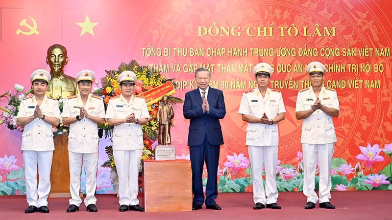 Генеральный секретарь ЦК КПВ То Лам вручает статую Президента Хо Ши Мина Управлению внутренней политической безопасности. Фото: Данг Кхоа