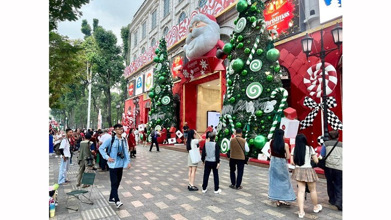 В эти дни в г. Хошимине рождественская атмосфера разливается по всем улицам и уголкам города, особенно в центральных районах. Фото: chinhphu.vn