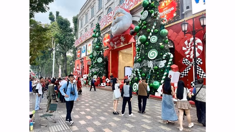 В эти дни в г. Хошимине рождественская атмосфера разливается по всем улицам и уголкам города, особенно в центральных районах. Фото: chinhphu.vn