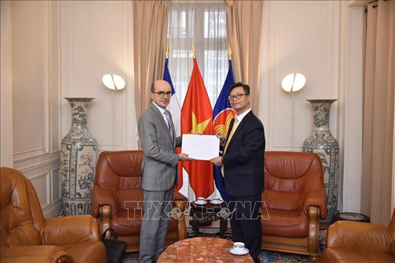 Посол Чинь Дык Хай вручает г-ну Матье Кармоне копию верительных грамот Президента Лыонг Кыонга. Фото: ВИА