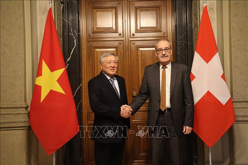 Постоянный заместитель премьер-министра Правительства Нгуен Хоа Бинь и Президент, Министр экономики, образования и исследований Швейцарии Ги Пармелен. Фото: ВИА