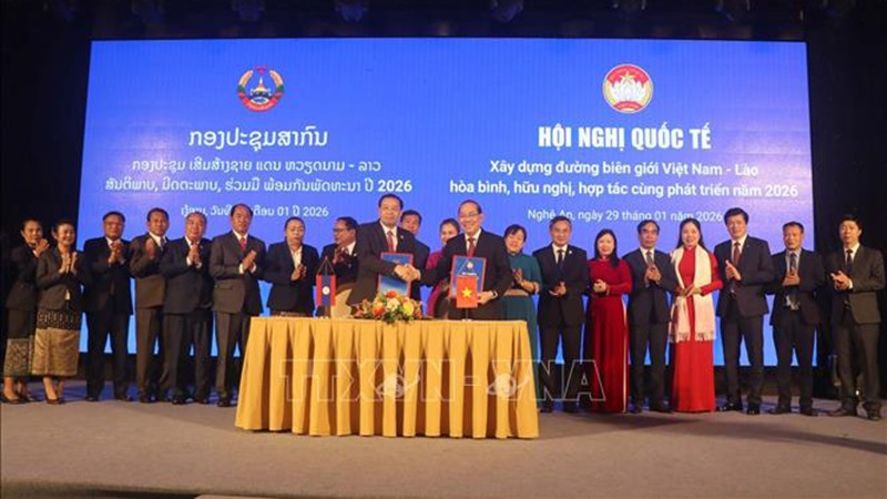 Руководители двух сторон подписывают совместное заявление об итогах международной конференции. Фото: ВИА