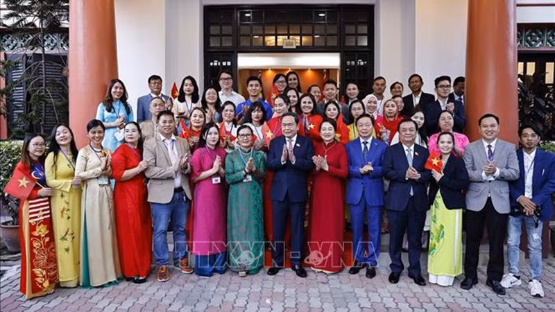 vna-potal-chu-tich-quoc-hoi-gap-go-cong-dong-nguoi-viet-nam-tai-malaysia-stand.jpg