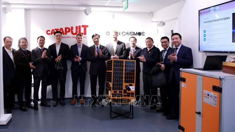 Товарищ Нгуен Зюи Нгок и рабочая делегация посещают модель в сети инновационных центров Catapult. Фото: ВИА