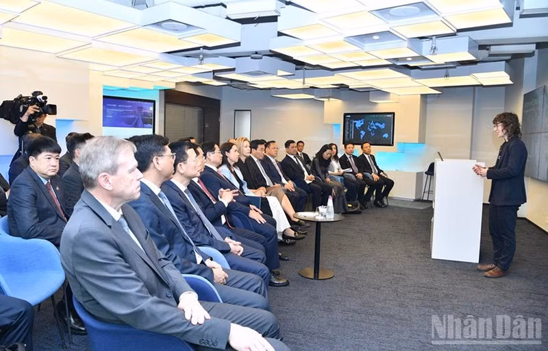 Премьер-министр Вьетнама, Фам Минь Тьинь знакомится с моделью деятельности Центра e-Estonia. Фото: Тхань Зянг