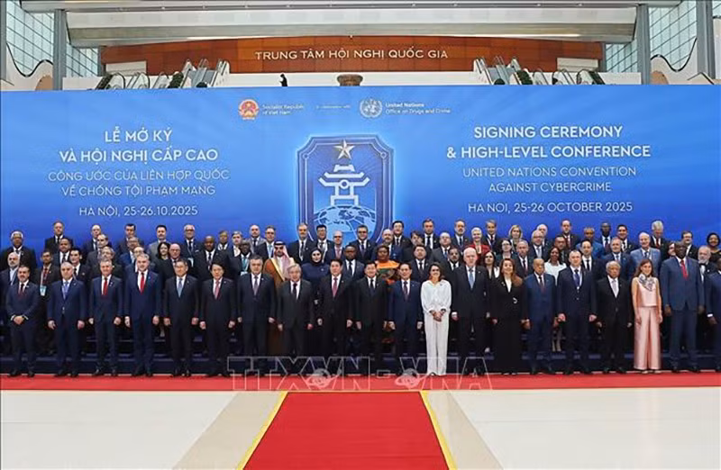 Президент Лыонг Кыонг, Генеральный секретарь ООН Антониу Гутерриш и делегаты фотографируются на память. Фото: ВИА