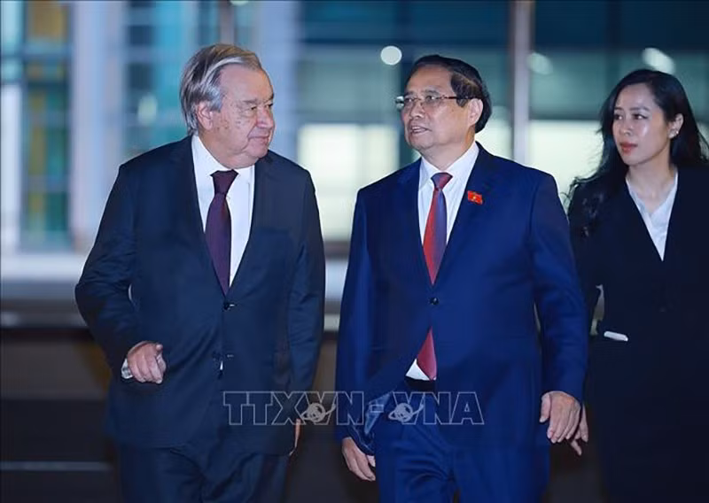 vna-potal-thu-tuong-va-tong-thu-ky-lien-hop-quoc-cung-len-duong-tham-du-hoi-nghi-cap-cao-asean-lan-thu-47-stand-1.jpg