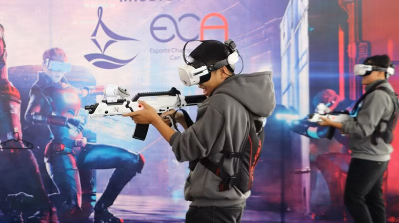 Студенты знакомятся с технологиями виртуальной реальности. Фото: ВИА