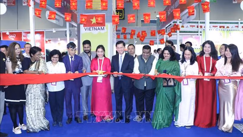 Посол Вьетнама в Индии Нгуен Тхань Хай и должностные лица двух стран разрезают ленту в знак открытия вьетнамского павильона. Фото: ВИА