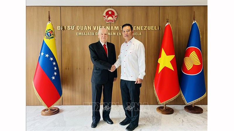 Посол Вьетнама в Венесуэле Ву Чунг Ми (справа) принимает г-на Каролуса Виммера. Фото: ВИА