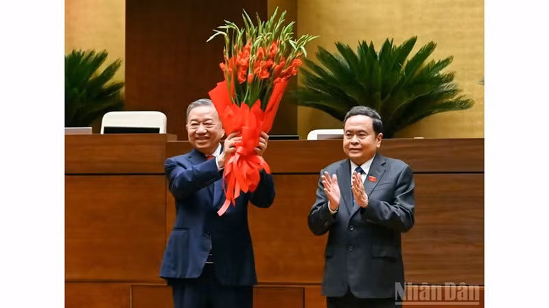 Председатель НС Чан Тхань Ман дарит цветы Генеральному секретарю ЦК КПВ, Президенту То Ламу. Фото: Линь Нгуен