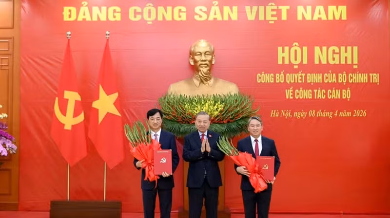 Генеральный секретарь ЦК КПВ, Президент То Лам вручает решения товарищам Нгуен Зюи Нгоку и Нгуен Хай Ниню. Фото: Данг Кхоа