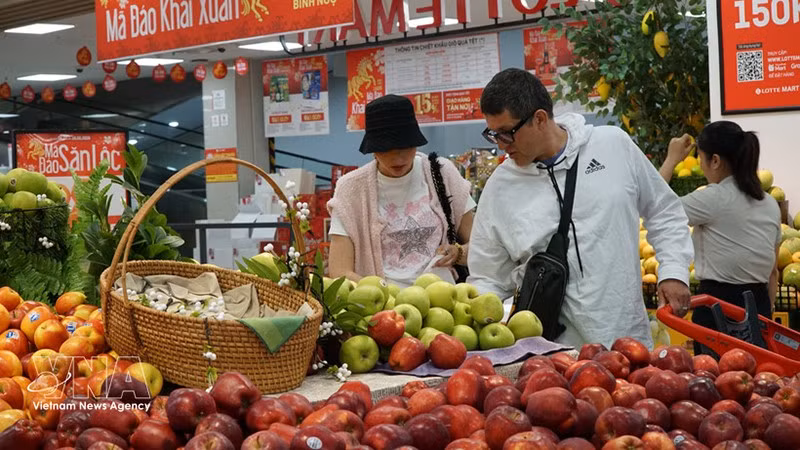 Иностранные туристы совершают покупки в супермаркете Lotte Mart в Дананге. Фото: ВИА