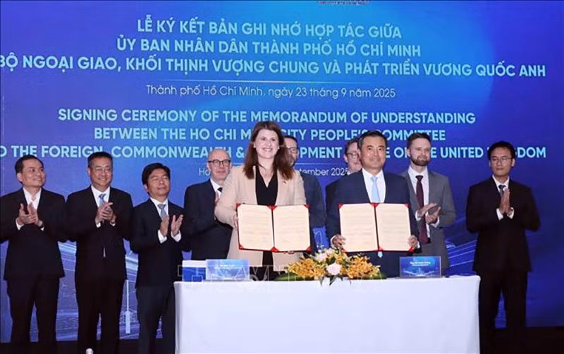 Зампредседателя Народного комитета г. Хошимина Буй Суан Кыонг и Генеральный консул Великобритании в г. Хошимине Алекс Смит подписывают Меморандум о взаимопонимании по сотрудничеству. Фото: ВИА