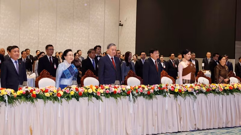 Делегаты проводят церемонию приветствия флага. 