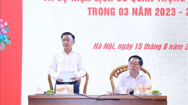 Постоянный член Секретариата ЦК КПВ Чан Кам Ту выступает на заседании. Фото: ВИА