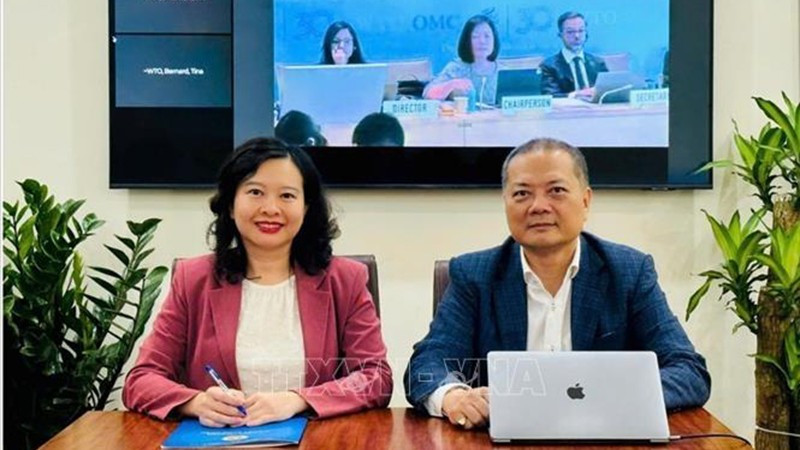 Директор Департамента импорта и экспорта Министерства промышленности и торговли Нгуен Ань Шон и Заместитель директора Чинь Тхи Тху Хиен принимают участие в онлайн-режиме в Ханое. Фото: ВИА