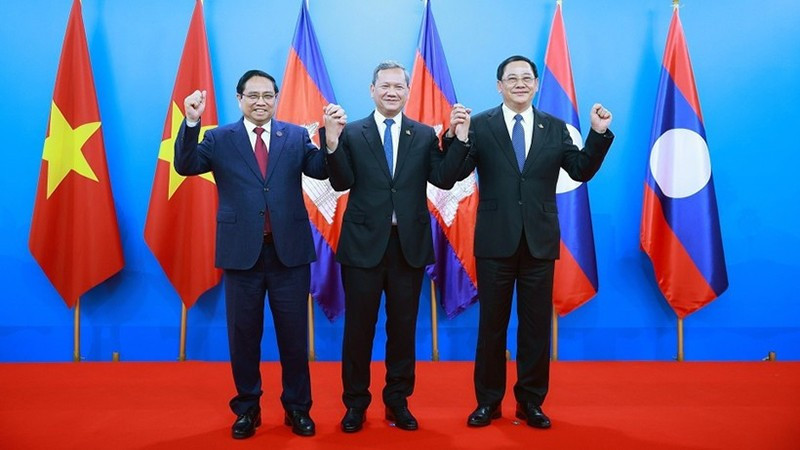 В рамках встречи высокого уровня между тремя Партиями Вьетнама, Камбоджи и Лаоса, состоявшейся в Пномпене (Камбоджа) 6 февраля 2026 года, прошла встреча Премьер-министра Вьетнама Фам Минь Тьиня с Премьер-министром Камбоджи Хун Манетом и Премьер-министром Лаоса Сонексаем Сипхадоном. Фото: ВИА