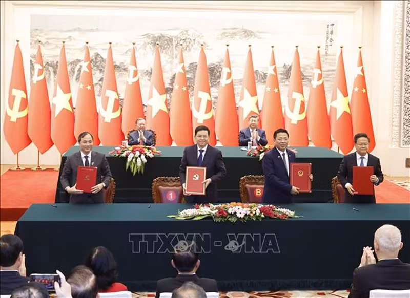 Генеральный секретарь ЦК КПВ, Президент СРВ То Лам и Генеральный секретарь ЦК КПВ, Председатель КНР Си Цзиньпин присутствуют на церемонии подписания меморандума о взаимопонимании по сотрудничеству между министерствами и ведомствами двух стран. Фото: ВИА