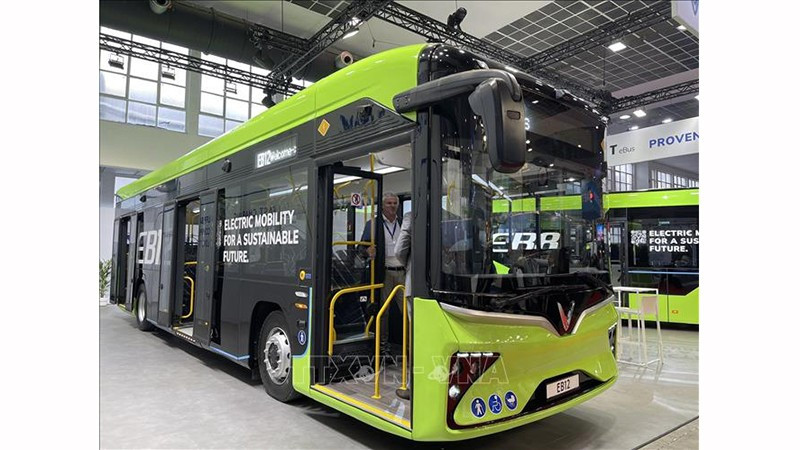 Модель электробуса EB12 компании «VinFast» на выставке. Фото: ВИА