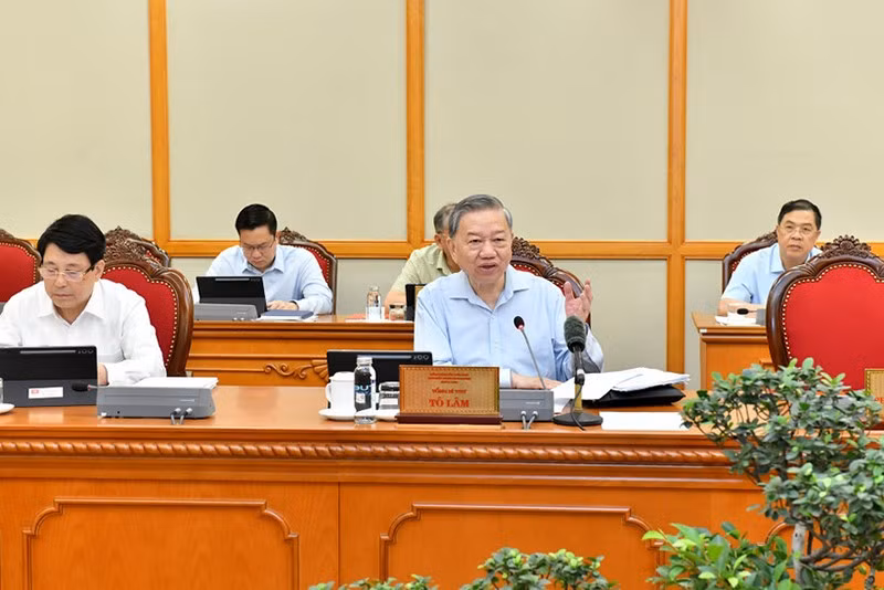 Генеральный секретарь ЦК КПВ То Лам выступает на заседании. Фото: Данг Кхоа