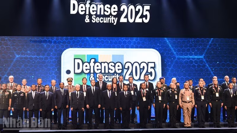 Многочисленные делегаты принимают участие в выставке. Фото: Минь Тханг