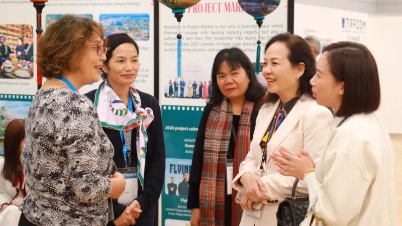 Председатель VFDA Нго Фыонг Лан (вторая справа) знакомит иностранных гостей с Данангским фестивалем азиатского кино и местами съемок во Вьетнаме. Фото: VFDA