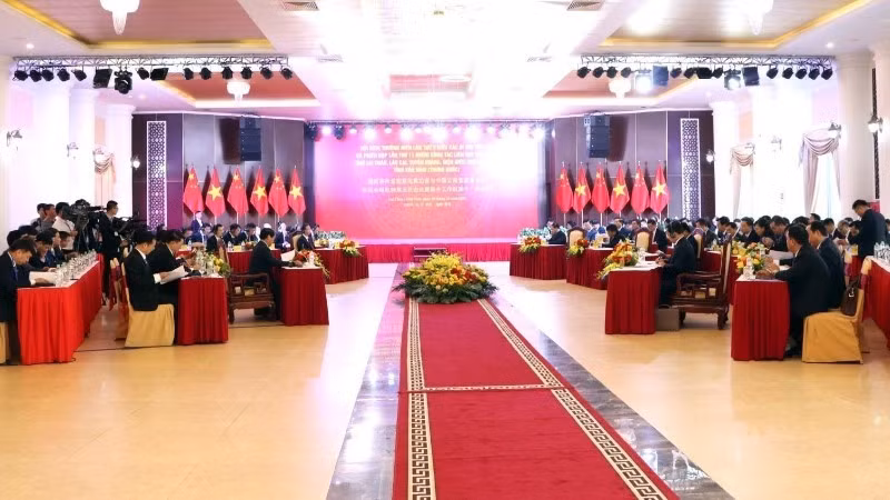 Общий вид 5-й ежегодной конференции между секретарями парткомов вьетнамских приграничных провинций и китайской провинции Юньнань. 