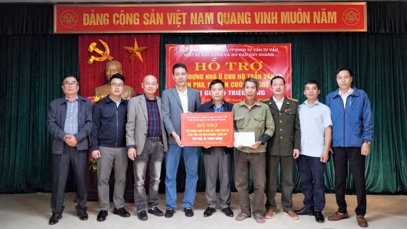 Делегация газеты «Нянзан» вручает в дар средства на строительство дома семье г-на Чан Ван Ла в селении Фа общины Конкуонг.