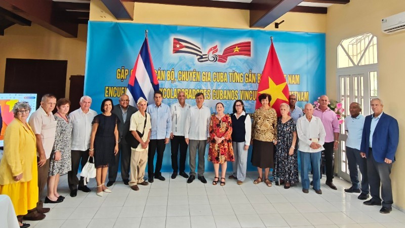 Посол Ле Куанг Лонг фотографируется с делегатами на встрече. Фото: Посольство Вьетнама на Кубе