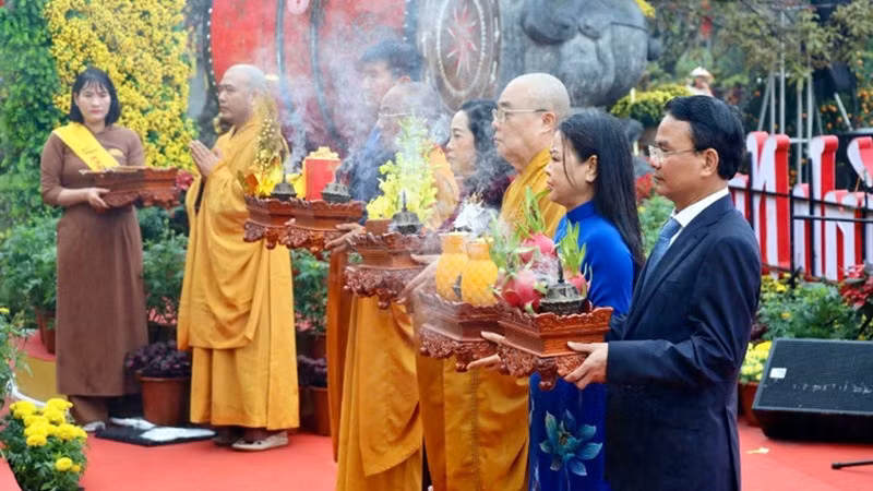 Делегаты выполняют ритуал зажигания благовоний, чтобы помолиться о мире в стране и благополучии народа. 