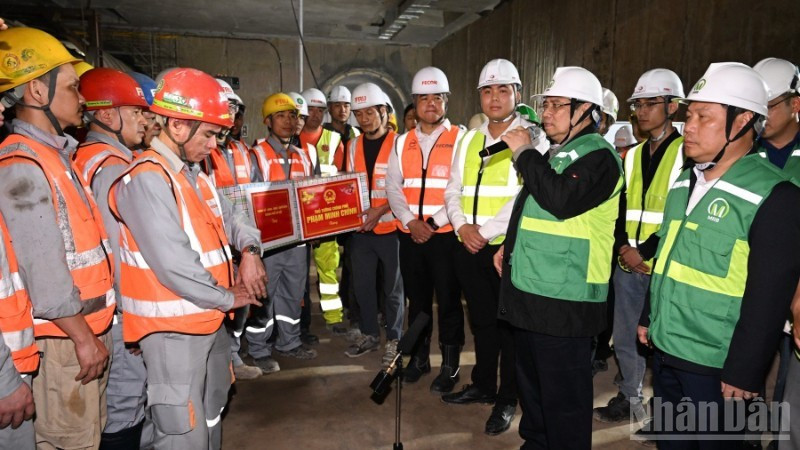 Премьер-министр Фам Минь Тьинь поздравляет с Тэтом строительные подразделения проекта городской железной дороги Ньон - вокзал Ханоя. Фото: Чан Хай