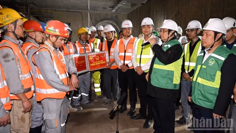 Премьер-министр Фам Минь Тьинь поздравляет с Тэтом строительные подразделения проекта городской железной дороги Ньон - вокзал Ханоя. Фото: Чан Хай