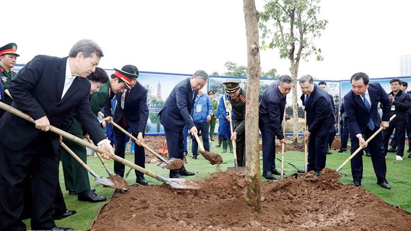 Генеральный секретарь ЦК КПВ То Лам и делегаты сажают деревья. Фото: ВИА