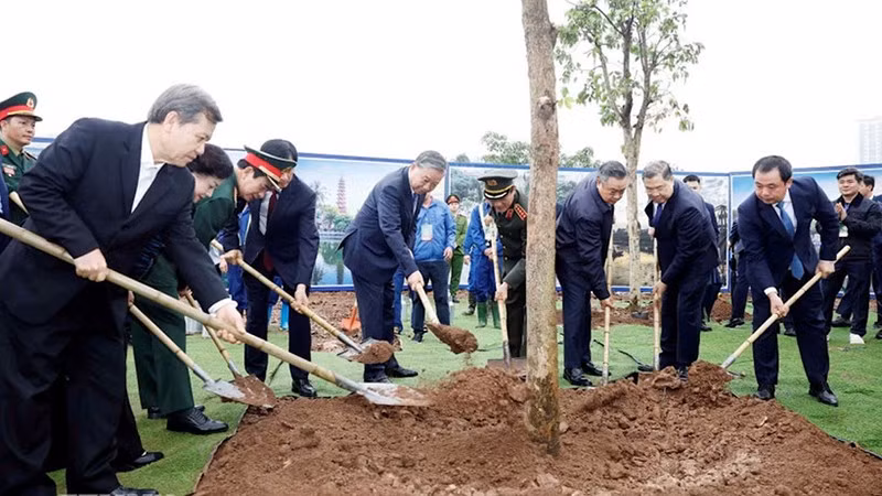Генеральный секретарь ЦК КПВ То Лам и делегаты сажают деревья. Фото: ВИА