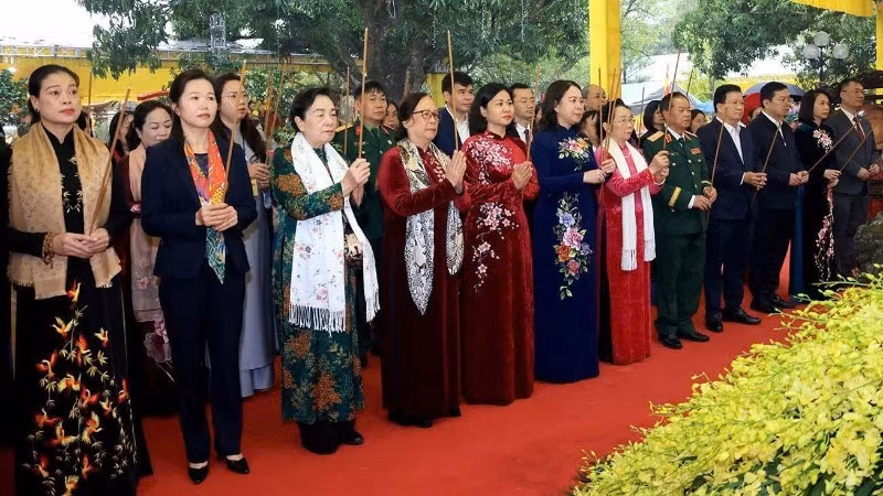 Вице-президент Во Тхи Ань Суан и делегаты воскуряют благовония в храме двух сестер Чынг. 