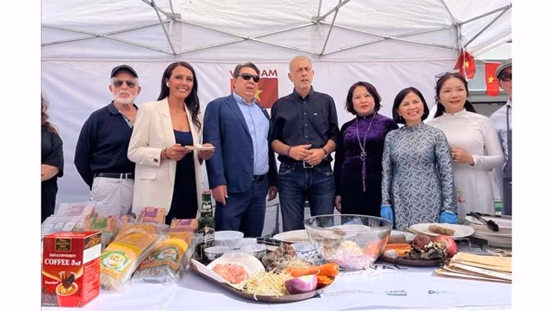 Посол Фам Тхи Тху Хыонг и греческие друзья на фестивале «Наслаждение кухней – Пирей 2025». Фото: Посольство Вьетнама в Греции