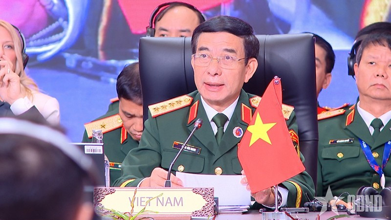 Генерал армии Фан Ван Зянг выступает на совещании. Фото: qdnd.vn