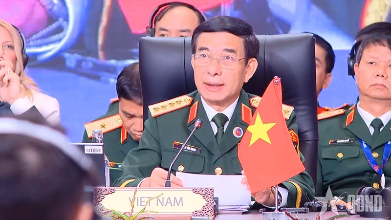 Генерал армии Фан Ван Зянг выступает на совещании. Фото: qdnd.vn