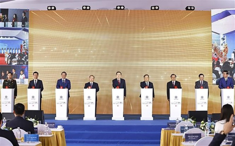 Председатель НС Чан Тхань Ман и делегаты принимают участие в церемонии начала реализации проекта. Фото: ВИА