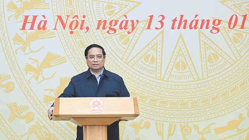 Премьер-министр Фам Минь Тьинь выступает на заседании. Фото: Чан Хай