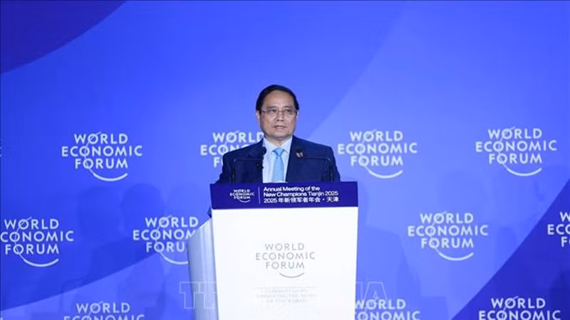 Премьер-министр Фам Минь Тьинь выступает на сессии «Столетие Азии: сталкивается ли с вызовами?». Фото: ВИА